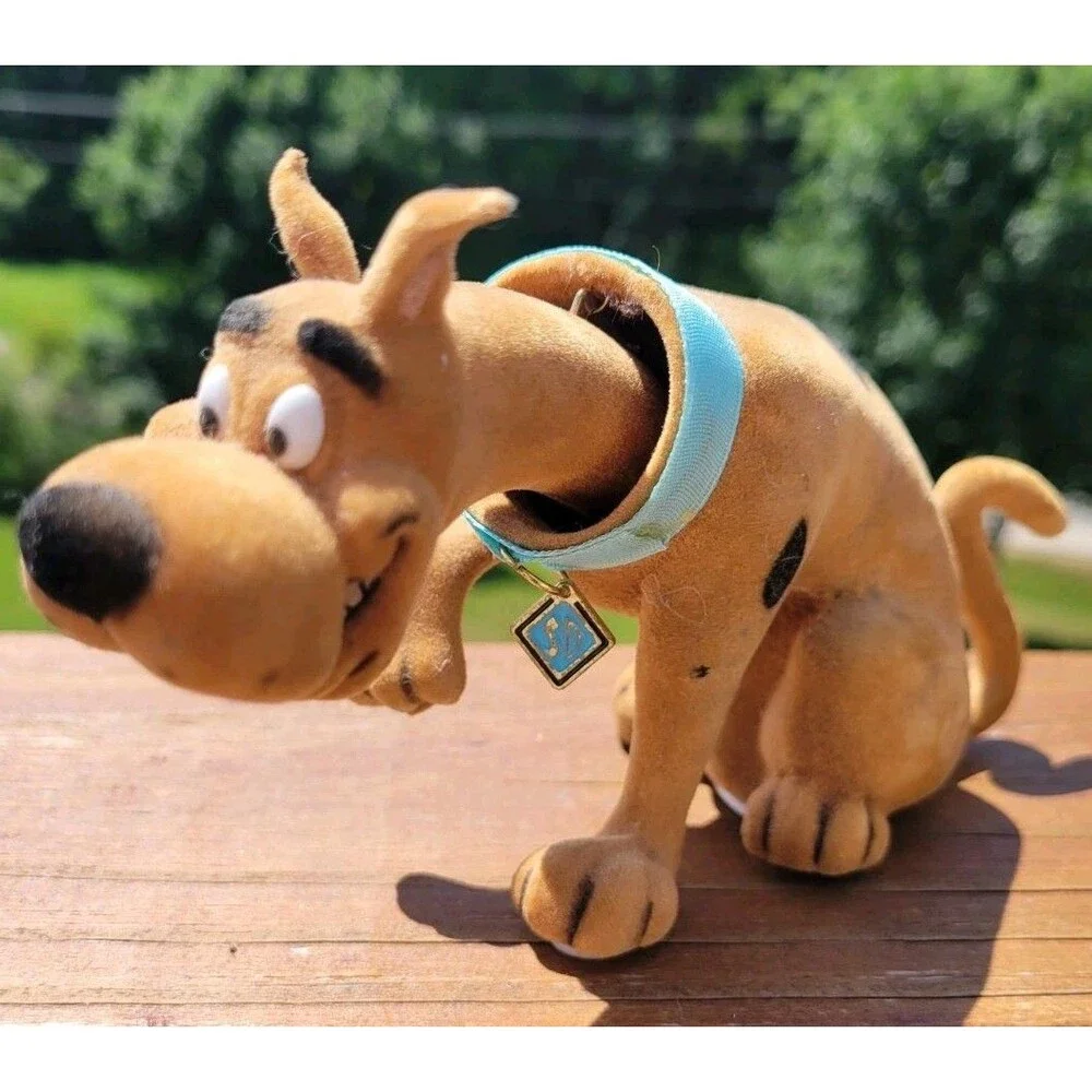 FLOCKED VELVET TEXTURE SCOOBY DOO HOLDING UP PAW COLLECTIBLE BOBBLE HEAD NODDER